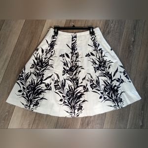 Jones New York Signature, white pleated skirt with black floral print size 8P